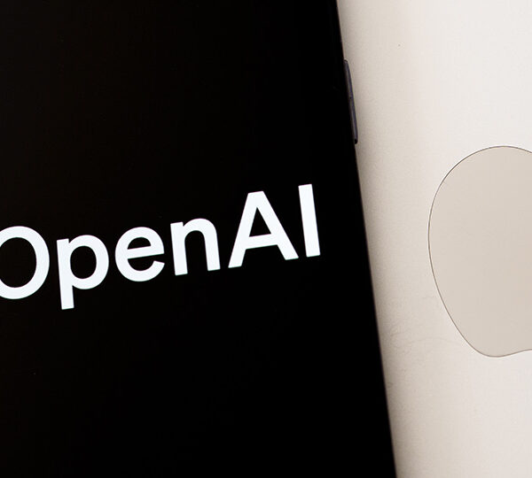 Bildbeschreibung: Das Foto zeigt das Logo von Apple und OpenAI (ChatGPT).