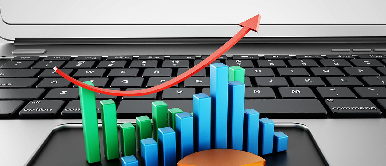 Bildbeschreibung: Das Bild zeigt einen Laptop, auf dessen Bildschirm ein dreidimensionaler Balkendiagramm mit grünen Balken unterschiedlicher Höhe und einem roten Pfeil, der nach oben zeigt, zu sehen ist. Dies deutet auf eine steigende Tendenz oder ein Wachstum hin und symbolisiert Datenanalyse, finanzielles Wachstum oder Fortschritte in bestimmten Metriken in einem digitalen oder geschäftlichen Kontext.