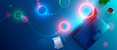 Bildbeschreibung: Das Bild zeigt eine futuristisch gestaltete Arbeitsumgebung mit einem Laptop, Notizblock, Stift, Kaffeetasse und schwebenden, leuchtenden Symbolen, die verschiedene digitale Funktionen darstellen.