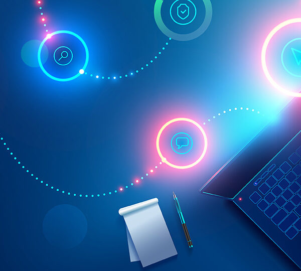 Bildbeschreibung: Das Bild zeigt eine futuristisch gestaltete Arbeitsumgebung mit einem Laptop, Notizblock, Stift, Kaffeetasse und schwebenden, leuchtenden Symbolen, die verschiedene digitale Funktionen darstellen.