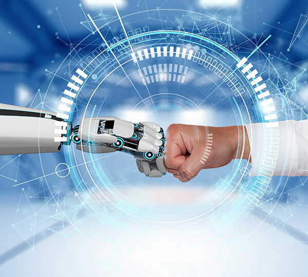 Bildbeschreibung: Ein Roboterarm und ein menschlicher Arm geben sich in einem futuristischen Raum einen Fauststoß, um digitale Zusammenarbeit zu symbolisieren.