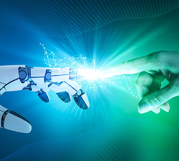 Bildbeschreibung: Eine futuristische Darstellung eines Roboterarms und einer menschlichen Hand, die sich berühren, mit leuchtenden Effekten.