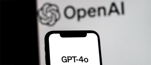 BIldbeschreibung: Das Bild zeigt die Hand einer Person, die ein Smartphone mit dem Logo von OpenAI und dem Text "GPT-4o" auf dem Bildschirm hält. Das Smartphone befindet sich vor einem Hintergrund mit weiteren Informationen zum Modell, wie z. B. der Verfügbarkeit und dem Preis.