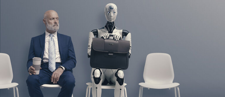 Bildbeschreibung: Ein älterer Mann im Anzug sitzt in einem Warteraum neben einem humanoiden Roboter, der ebenfalls einen Anzug und eine Aktentasche trägt.