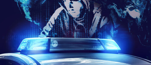 Bildbeschreibung: Ein Bild von einem Polizeiauto mit eingeschaltetem Blaulicht und im Hintergrund ein digitaler, abstrahierter Hacker mit Weltkartenprojektionen.