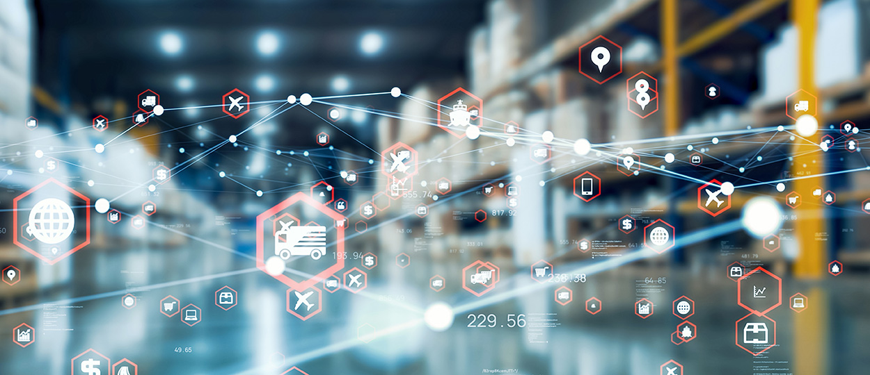 Bildbeschreibung: Das Bild zeigt ein modernes Lagerhaus mit unscharfem Hintergrund, überlagert von digitalen Symbolen für Logistik und Vertrieb. Diese Symbole, verbunden durch Linien, repräsentieren ein vernetztes, KI-gestütztes System zur Optimierung von Lager- und Vertriebsprozessen. Zu den Icons gehören LKWs, Flugzeuge, Schiffe, GPS, Smartphones und Einkaufswagen.