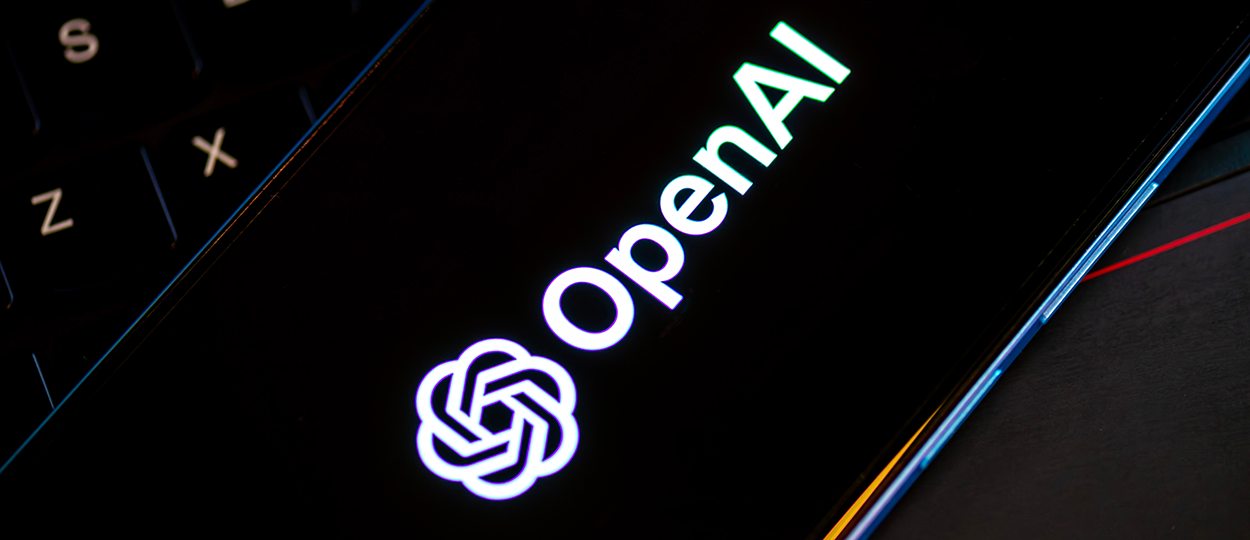 Bildbeschreibung: OpenAI-Logo auf einem Smartphone in einem dunklen Hintergrund