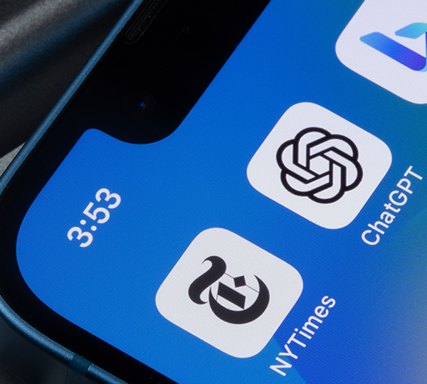 Auf einem Smartphone werden die Apps "NYTimes", "ChatGPT" und "Bing" angezeigt. Quelle: Tada Images - stock.adobe.com