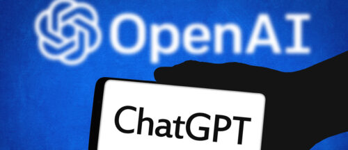 Bildbeschreibung: Das Bild zeigt das Logo von OpenAI im Hintergrund und eine Hand, die ein Tablet mit der Aufschrift "ChatGPT" hält.