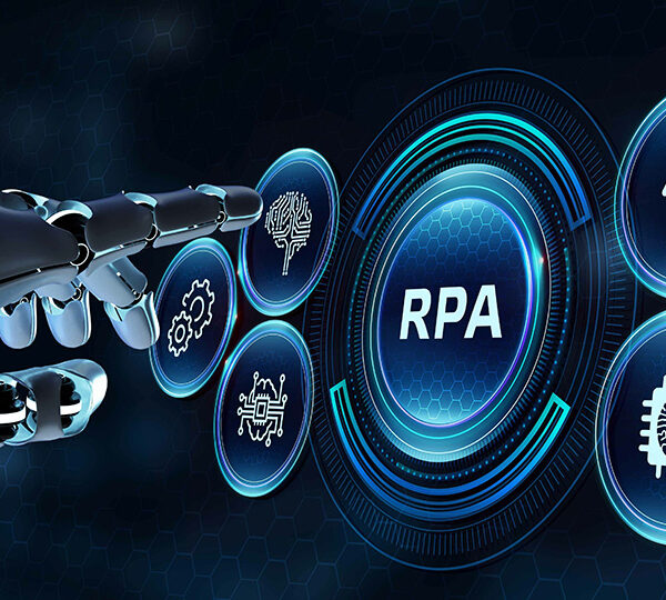 Bildbeschreibung: Eine Roboterhand zeigt auf ein zentrales Symbol für RPA (Robotic Process Automation), umgeben von verschiedenen Piktogrammen, die verschiedene Aspekte der Prozessautomatisierung darstellen.