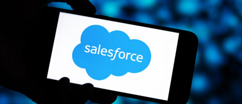 Bildbeschreibung: Auf einem Smartphone wird das Salesforce-Logo gezeigt.