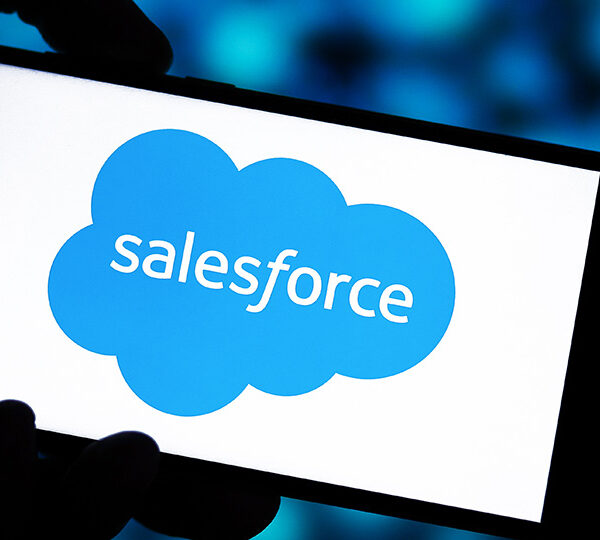 Bildbeschreibung: Auf einem Smartphone wird das Salesforce-Logo gezeigt.